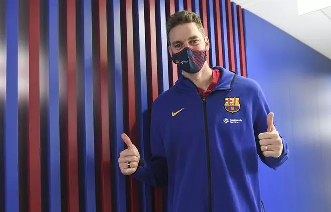 Primeras imágenes de Pau Gasol como nuevo jugador del FC Barcelona
