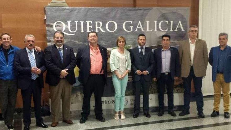 Nava Castro, junto a empresarios de Sanxenxo. // FdV