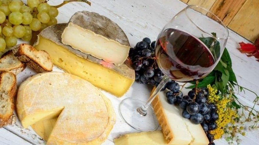 ¿Sabías que en Europa muchos comen queso antes de beber alcohol? Un estudio revela por qué podría no ser tan mala idea