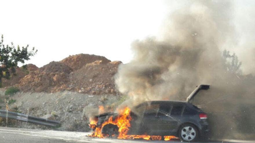 Un coche se incendia en la rotonda de entrada de Festival Park