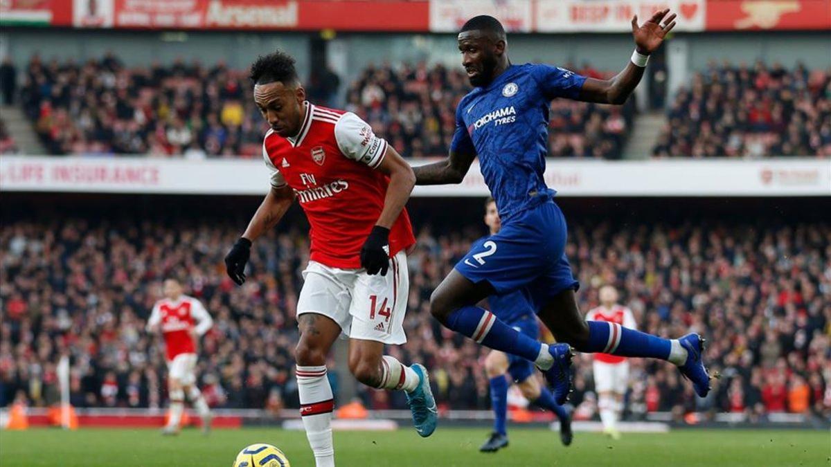 Aubamyeang y Rüdiger en el choque de Premier League.