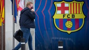 Koeman entra en las oficinas del Camp Nou para charlar con Tusquets y los 3 candidatos.