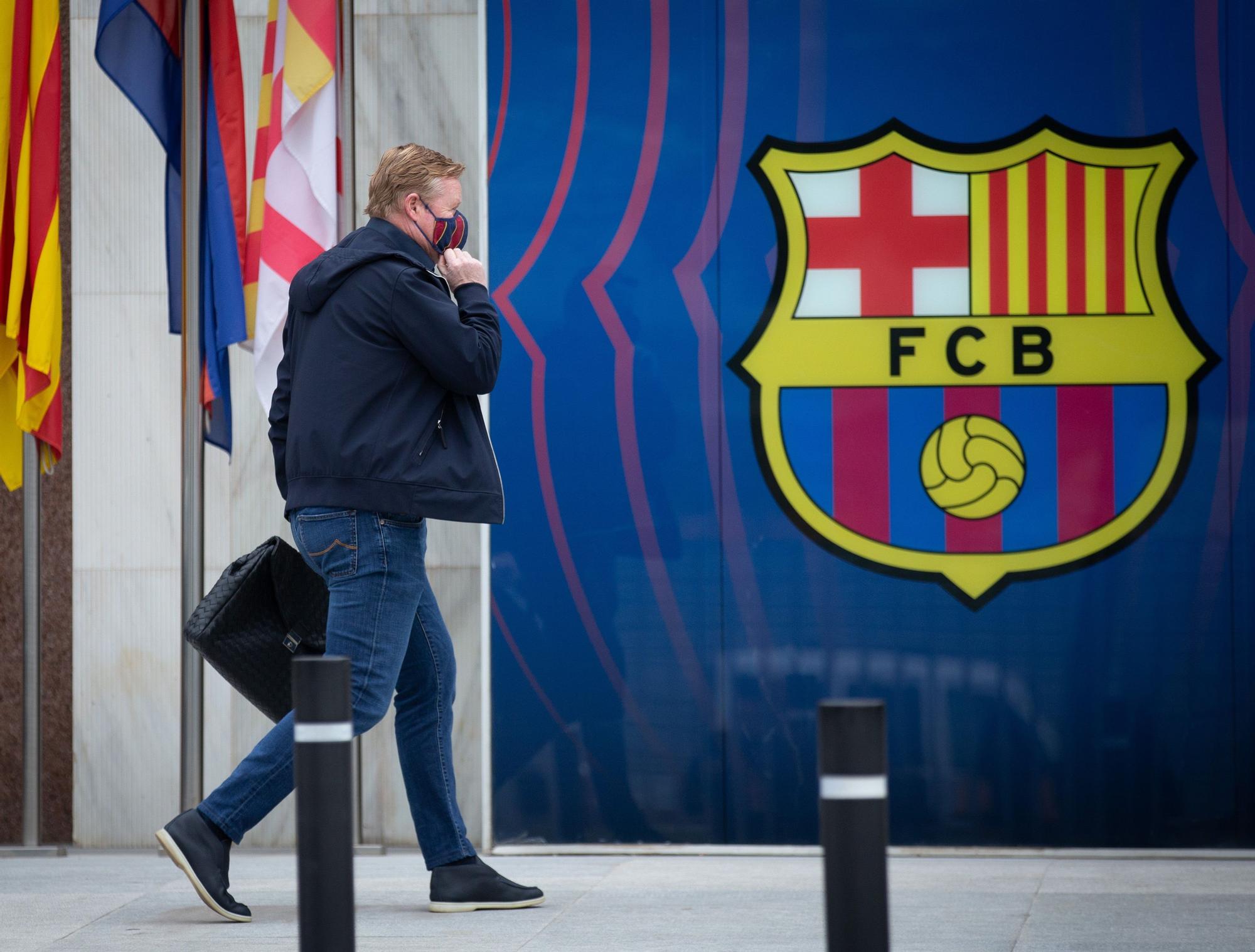 Koeman entra en las oficinas del Camp Nou para charlar con Tusquets y los 3 candidatos.