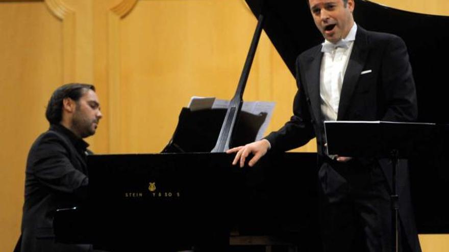 El barítono David Menéndez, con Rubén Fernández-Aguirre al piano, en la noche de ayer, en la Filarmónica.