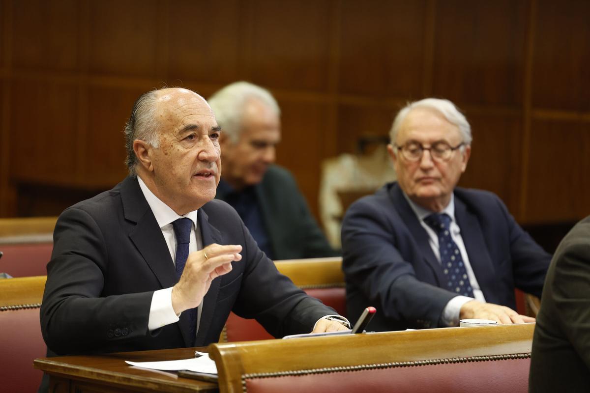 El senador José Ignacio Landaluce, en la útima Comisión de Exteriores con la presencia del ministro Albares.