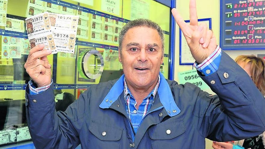 Un ciudadano compra un décimo para el sorteo del Gordo en una administración de la zona de Triana.