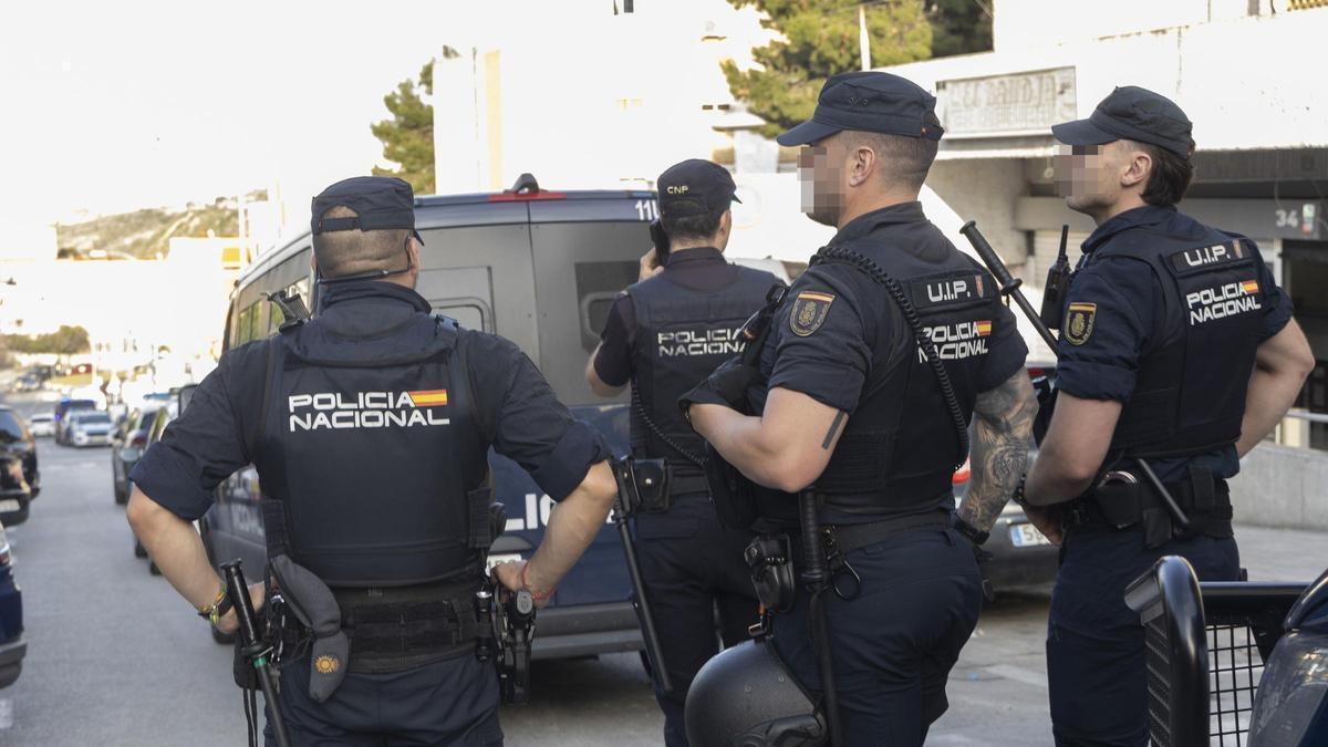 Varios policías nacionales en un operativo de seguridad esta semana en Alicante.
