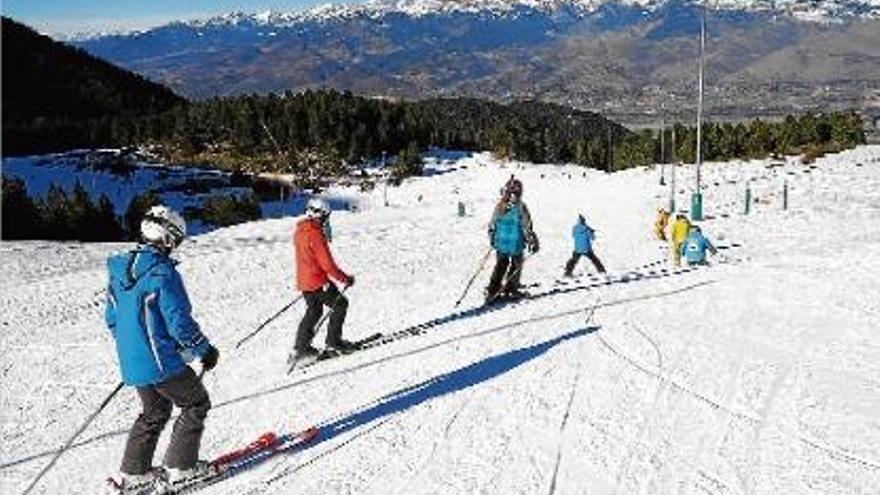 Diversos esquiadors gaudint de la neu a l&#039;estació de Masella aquest dijous passat.