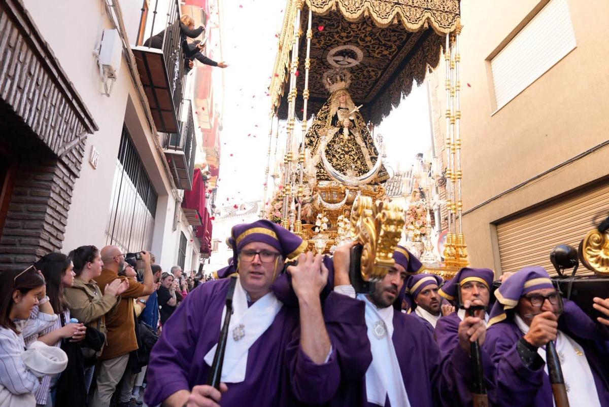 La Virgen de la Paz a hombros de hermanacos