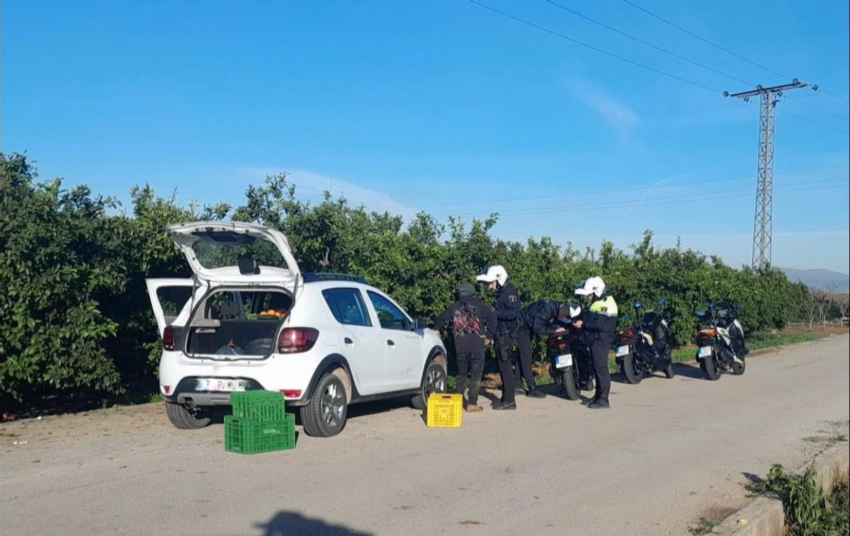 Los agentes de la Policía Local, en el proceso de identificación.
