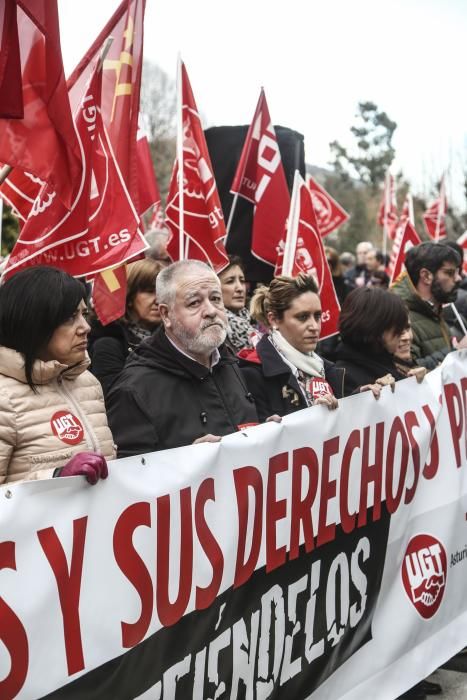 Manifestación de los sindicatos UGT y CCOO en Oviedo contra las políticas del Gobierno