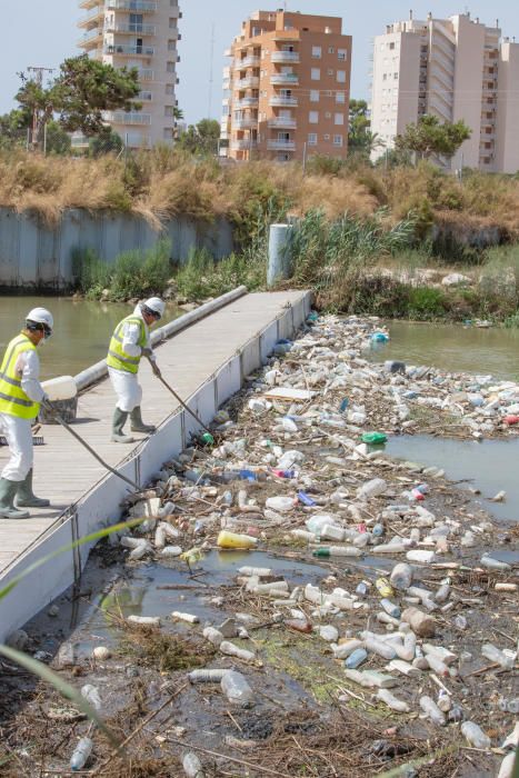 Toneladas de basura acumuladas en la desembocadura