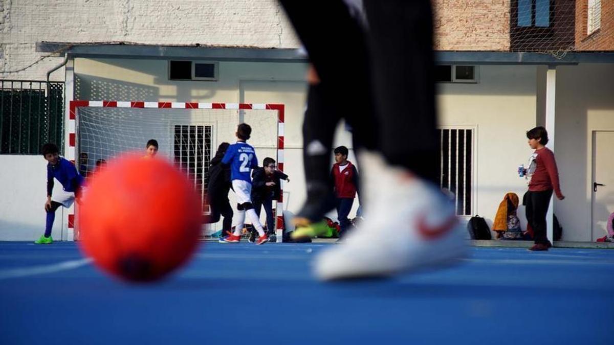 Niños haciendo deporte en un colegio.