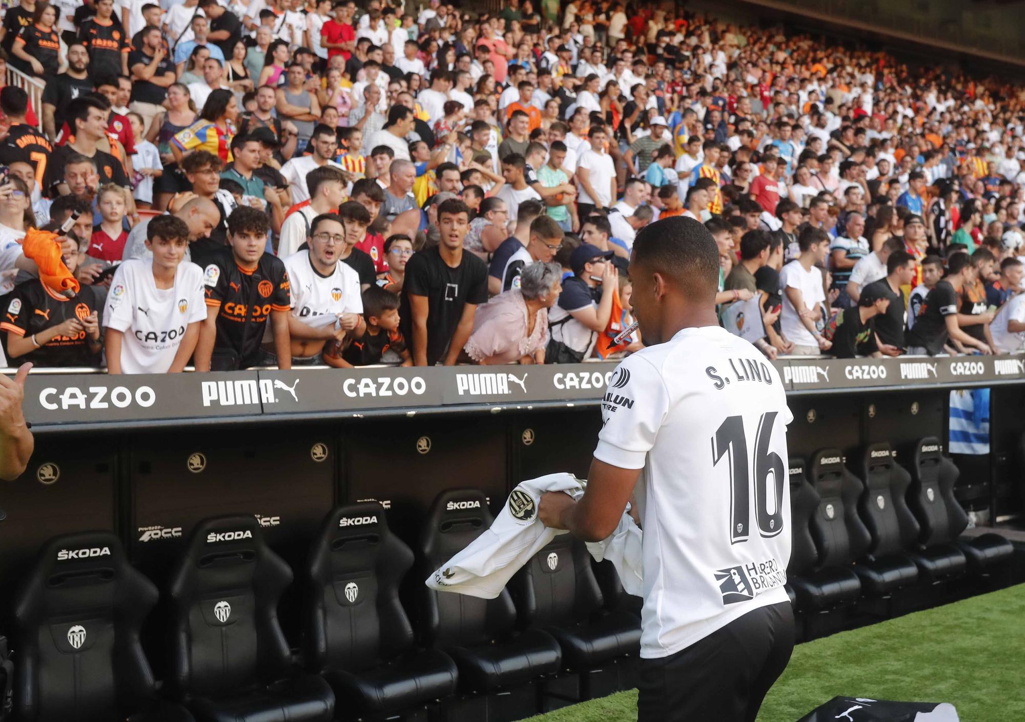 'Cavanimanía': Locura de la afición para dar la bienvenida a los fichajes del Valencia