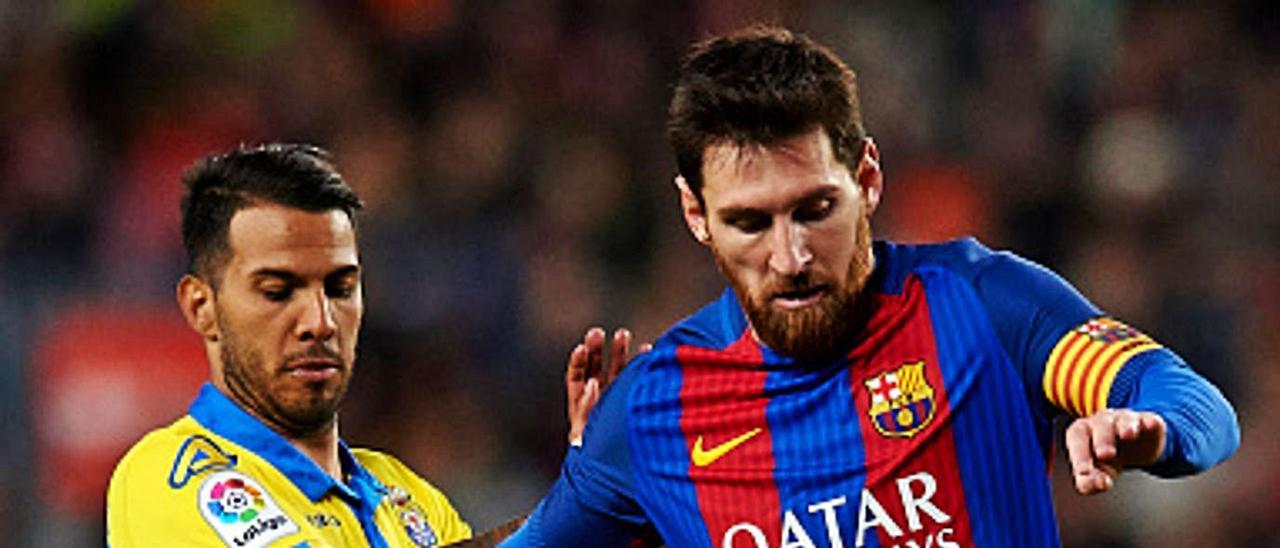 Jonathan Viera Ramos presiona a Leo Messi, el pasado 14 de enero del 2017, en el Camp Nou en el Barça-UD Las Palmas.  | | EFE