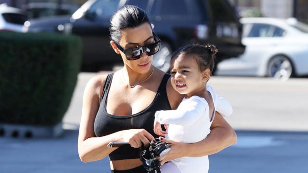 Kim Kardashian con Nori en brazos