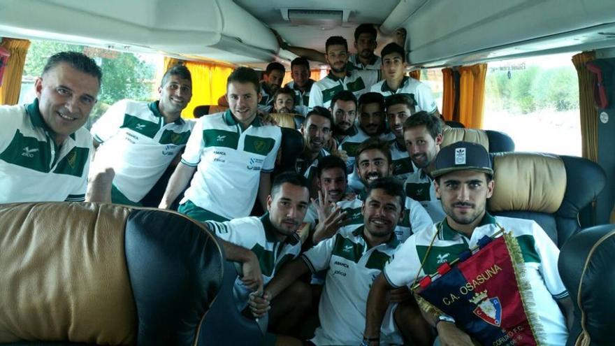 Los jugadores del Coruxo celebran en el autobús de vuelta a Vigo la victoria ante el Osasuna B. // Coruxo FC