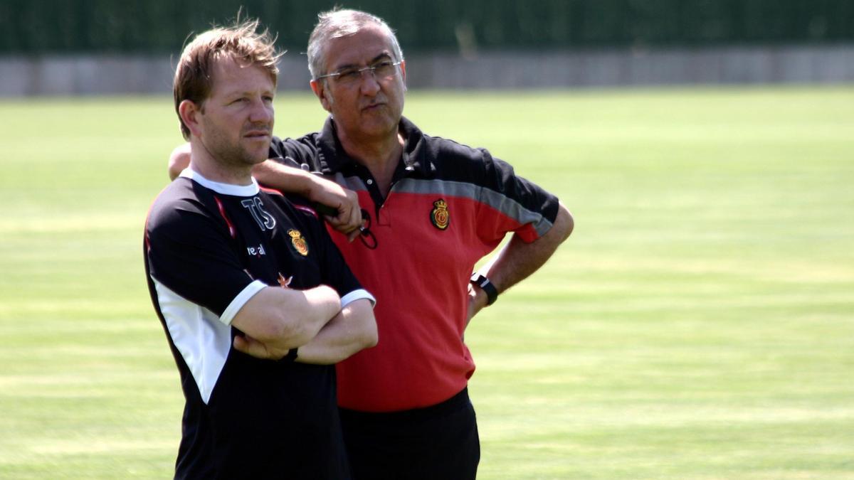 Toni Servera y Gregorio Manzano, en un entrenamiento del Mallorca en Son Bibiloni