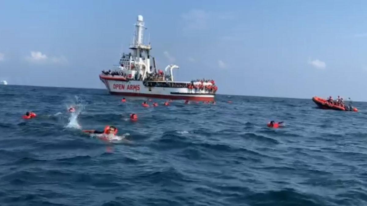 Inmigrantes rescatados por el Open Arms se tiran al agua desesperados