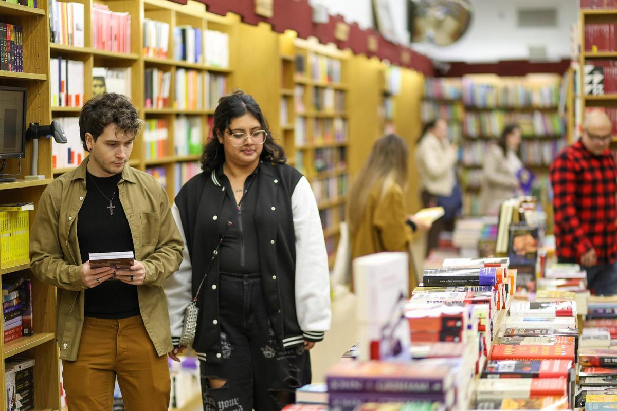 Jóvenes comprando libros en una librería valenciana, estas pasadas navidades.