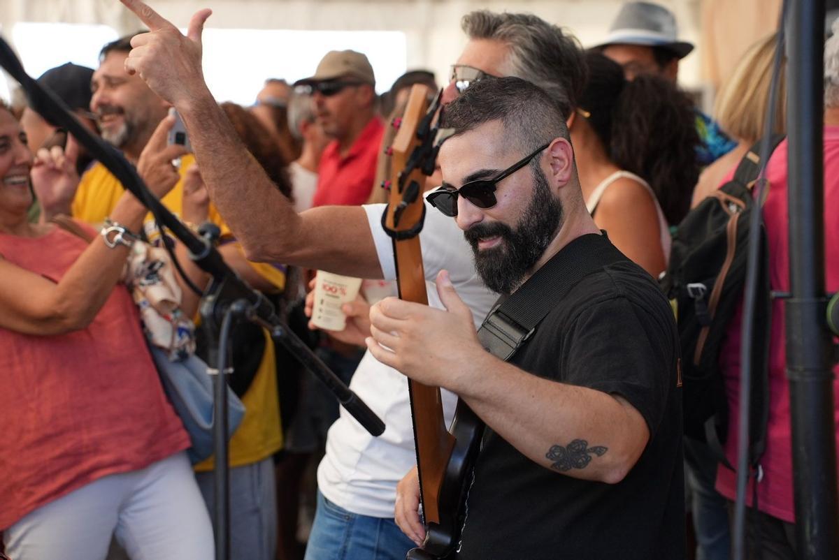 El concierto de A Movida en la carpa cafetería.