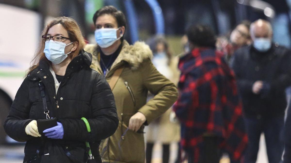 Viajeros con mascarilla en la estación de autobuses de Oviedo