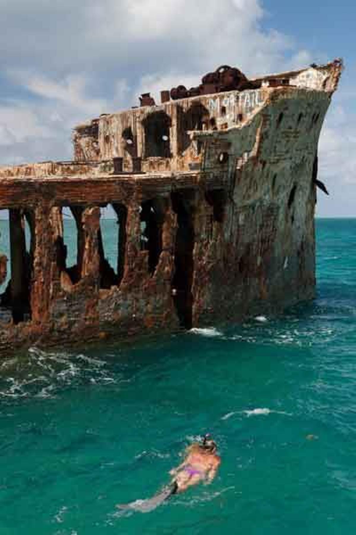 Entre las ruinas de un barco en Bahamas.