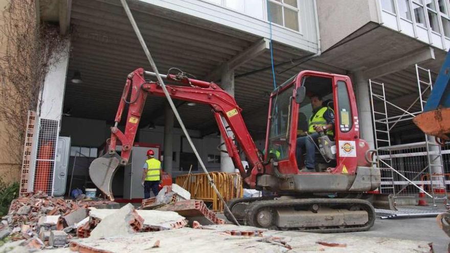 Una excavadora derriba una parte del muro exterior de la estación. // Bernabé/Luismy