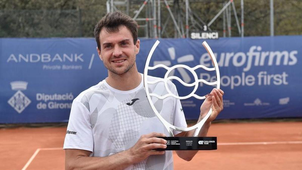 Pedro Martínez Portero, con el trofeo del ATP Challenger de Girona