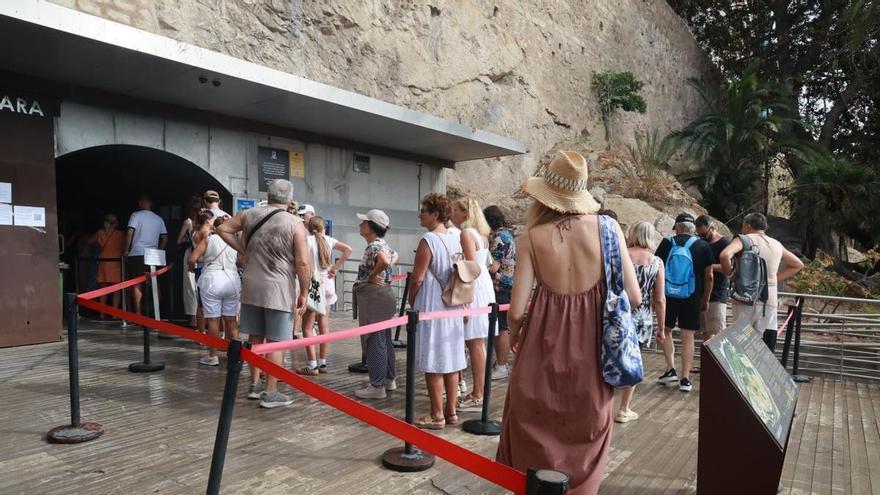 El ascensor del Castillo de Santa Bárbara recupera el servicio tras la avería del domingo