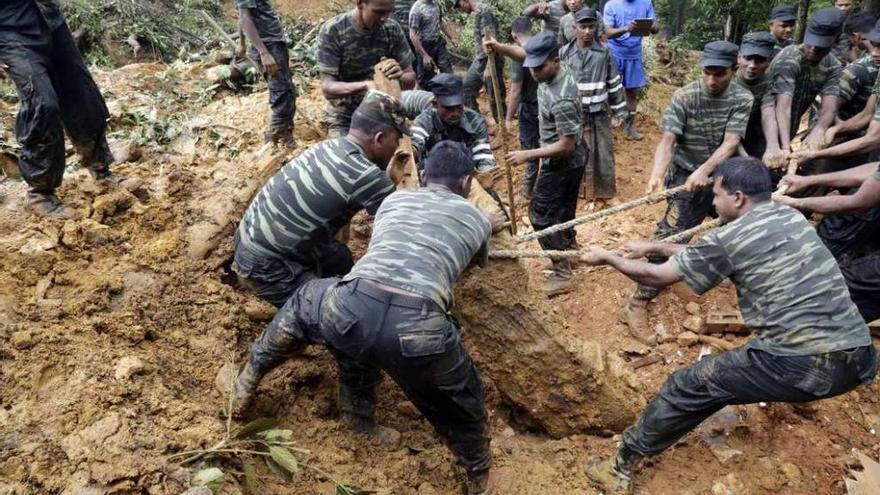 Miembros de las Fuerzas Armadas de Sri Lanka participan en las labores de rescate de los cuerpos.