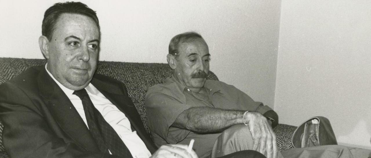 Claudio Rodríguez (izquierda), junto a Jesús Hilario Tundidor