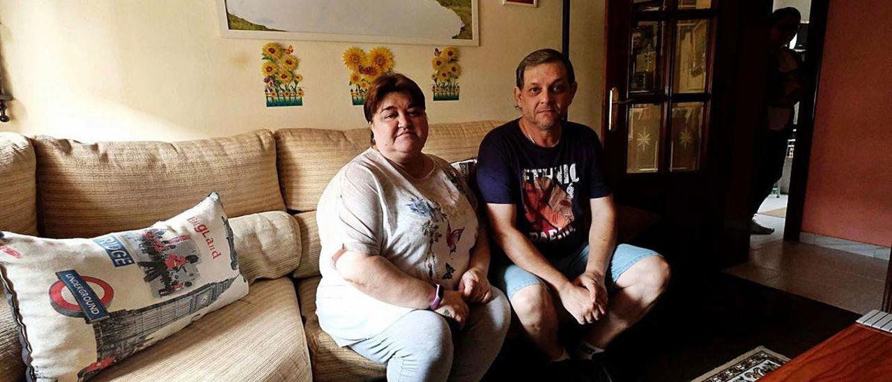 Yolanda Felgueroso y José Pérez, en su casa de El Entrego.