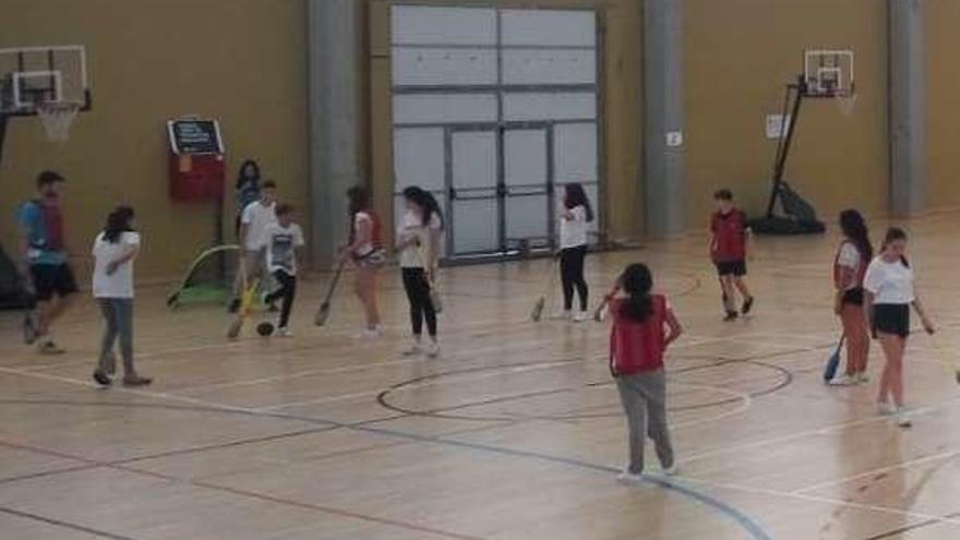 Jóvenes practican multiaventura o actividades náuticas en Culleredo