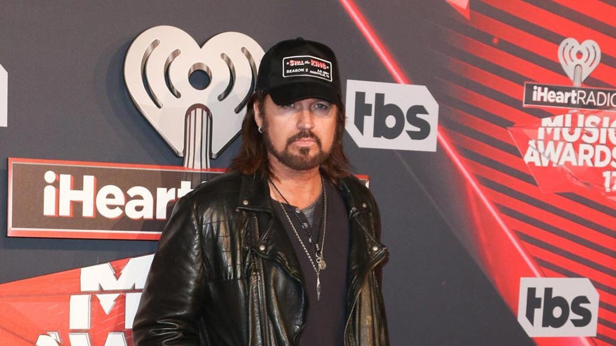 Premios iHeartradio 2017: Billy Ray Cyrus se pasó una bolsa de Cheetos por la cara