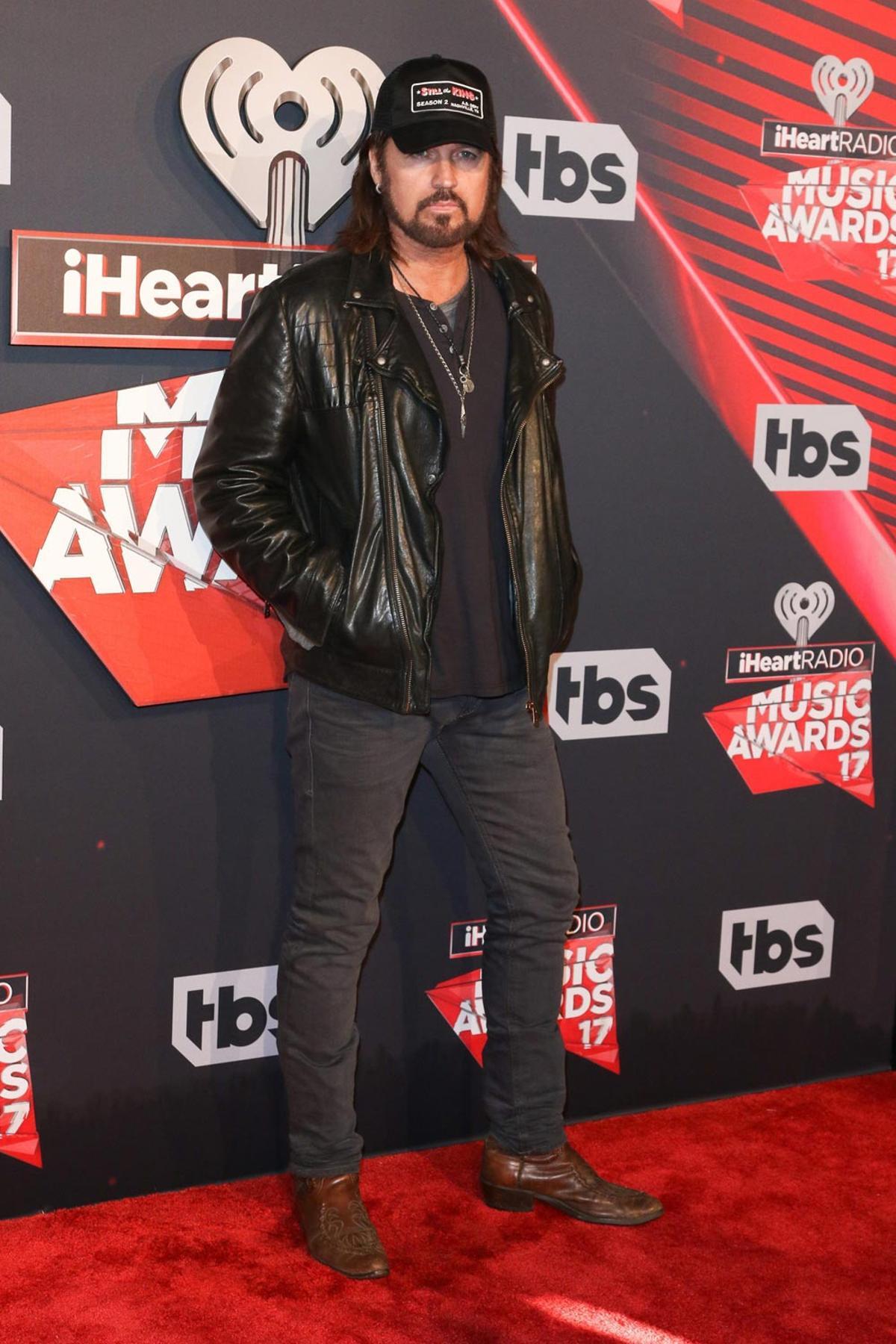 Premios iHeartradio 2017: Billy Ray Cyrus se pasó una bolsa de Cheetos por la cara