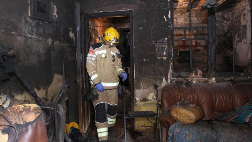 Bombers en un incendi a Santa Coloma de Farners