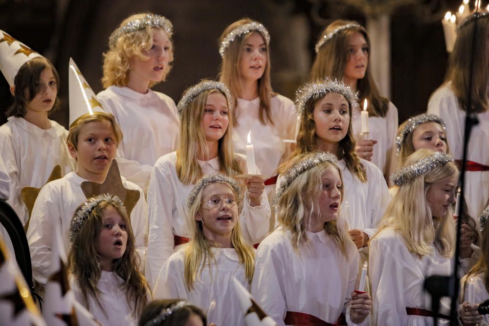 La celebración de Santa Lucía llena la Catedral de público