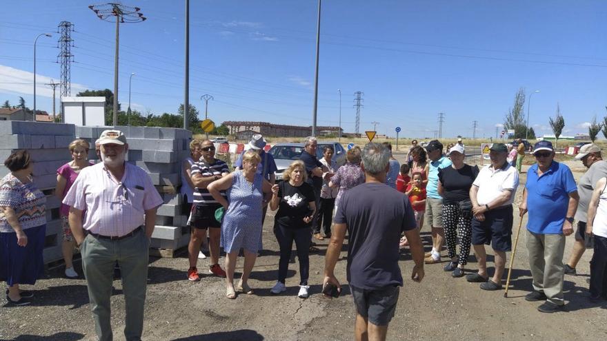 Una manifestación de vecinos de Alviar en la calle Arañuelos, para pedir su arreglo.