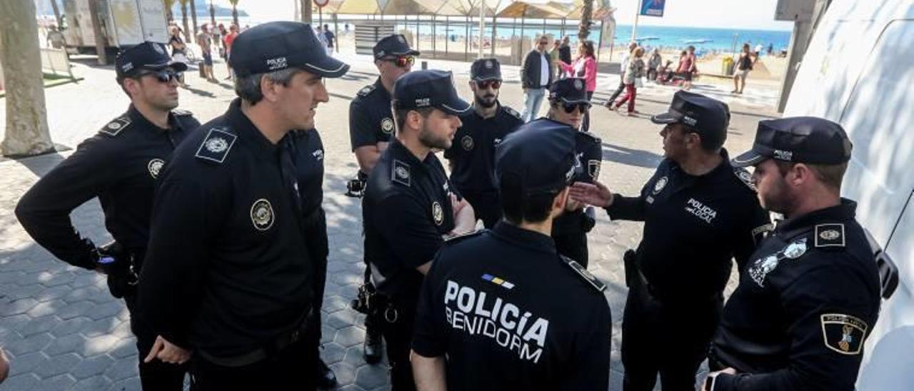 Los diez nuevos agentes interinos, ayer, frente a la playa, tras tomar posesión de su cargo.