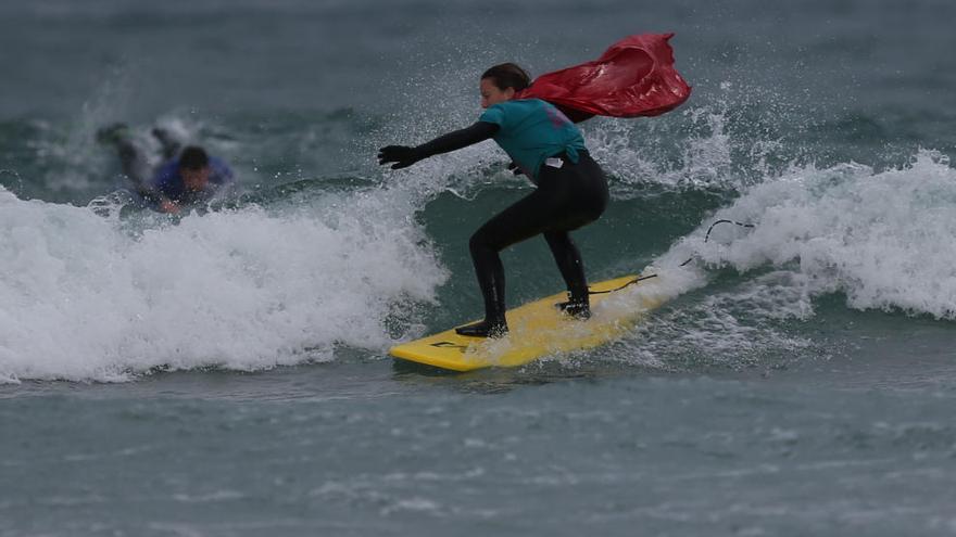 Surfistas celebrando el entroido en Patos. // Nick