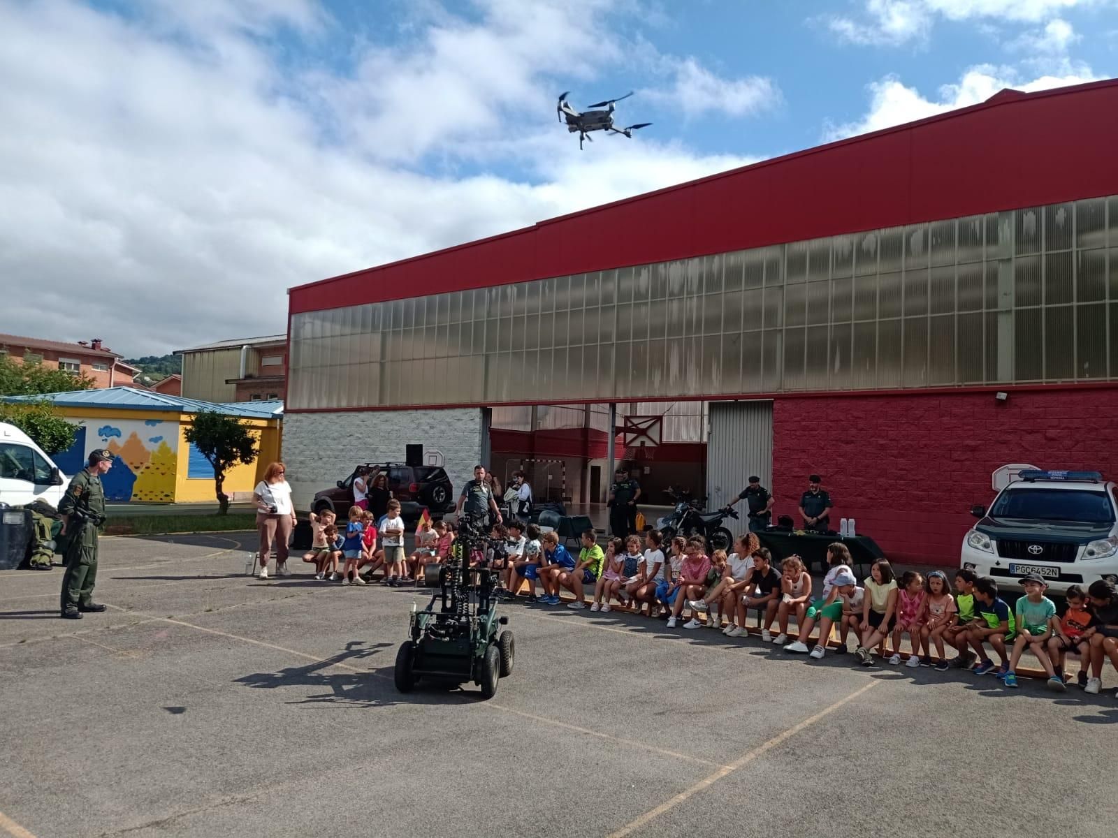 Demostración de la Guardia Civil en el colegio Elena Sánchez Tamargo de Laviana