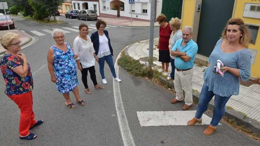 Un grupo de vecinas expone a pie de calle las carencias que sufre este barrio. // Gustavo Santos