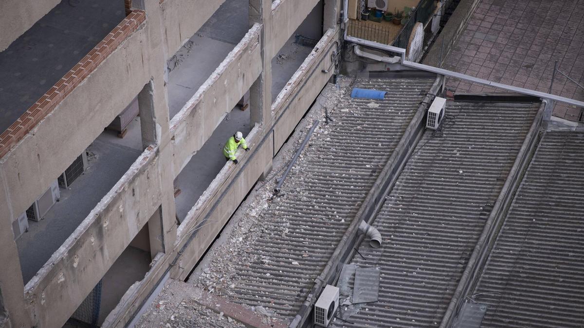 El techo de amianto en el interior de manzana del Eixample, antes de empezar a retirarse.