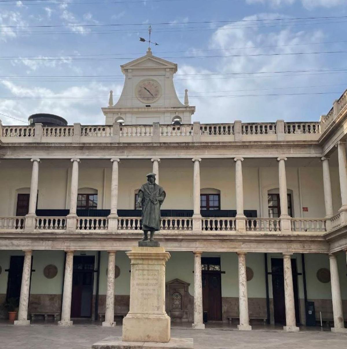 Una estatua de Lluís Vives preside el patio de la Nau, el edificio histórico de la UV. | LEVANTE-EMV