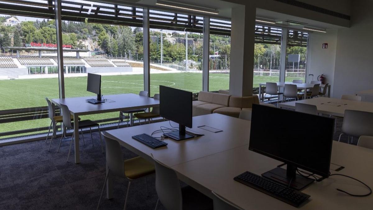 La sala de estudios de los jugadores con vistas al terreno de juego.