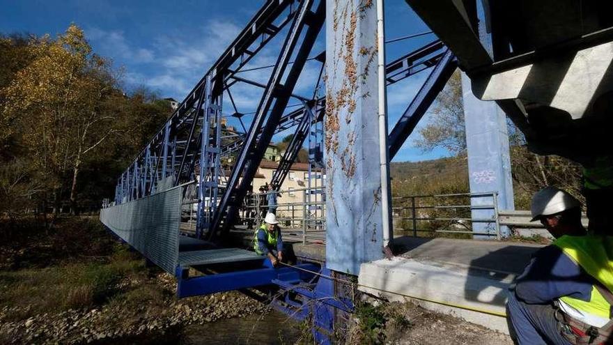 Nueva pasarela peatonal en el puente del Miramar, en Blimea