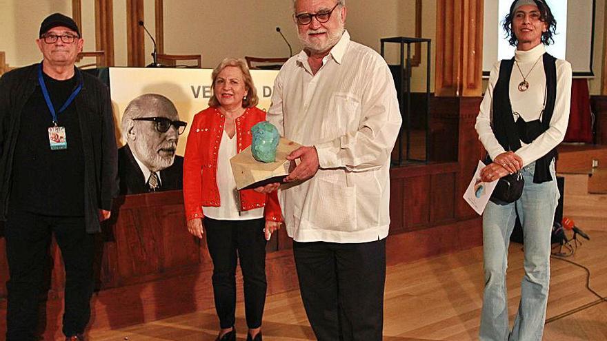 El cineasta mexicano Iván Trujillo recogió el premio Veliano de Honra del OUFF