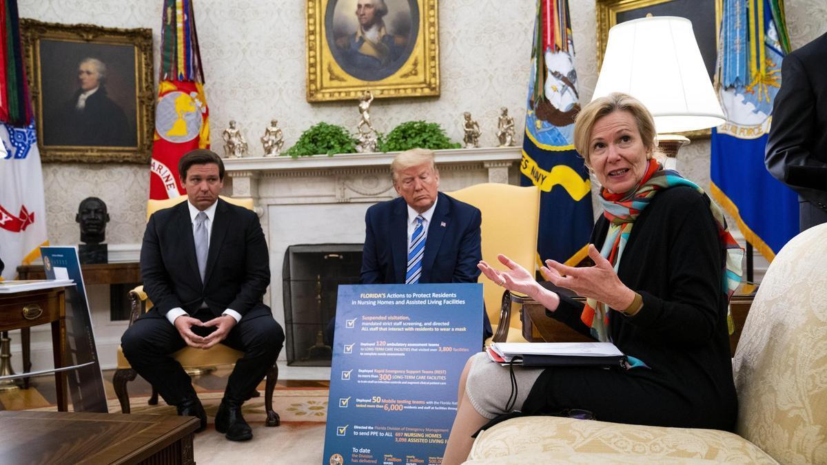 Deborah Birx, junto a Trump en la Casa Blanca en una imagen de archivo.