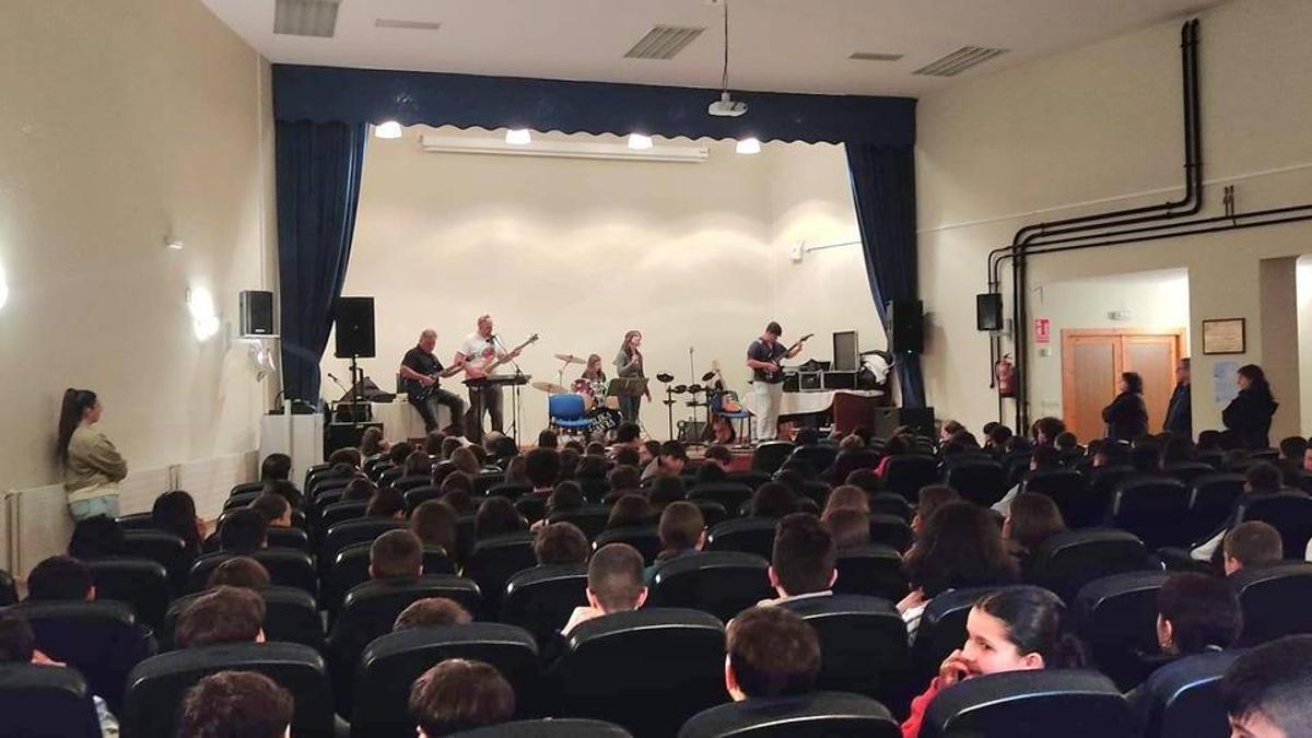 Actuación de alumnos de la Escuela Municipal de Música en el auditorio del IES Cangas del Narcea.